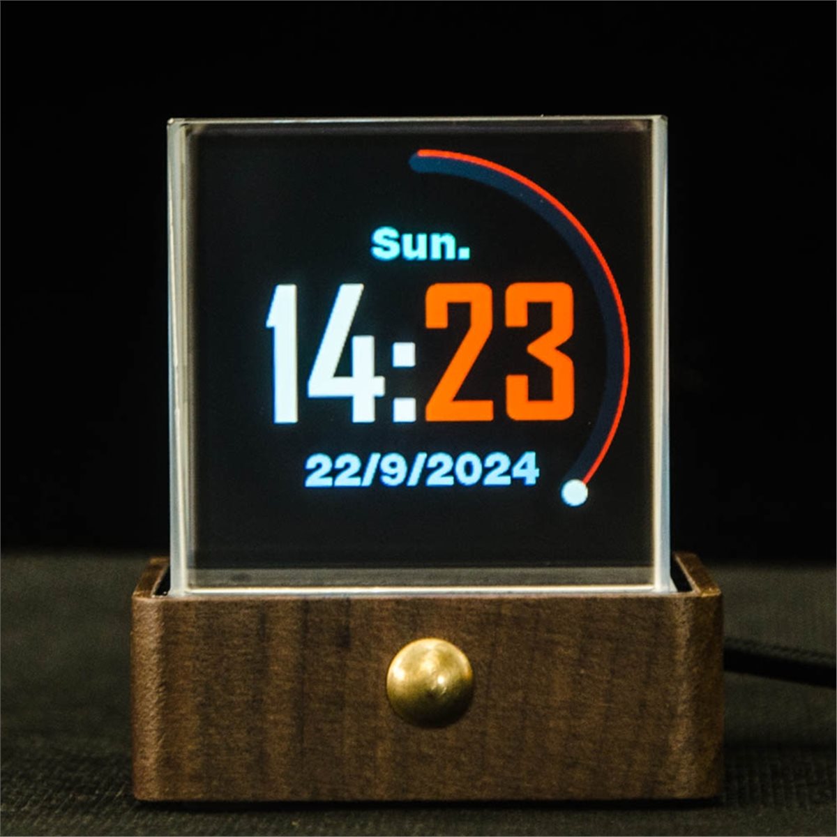 Tech Trend Accessories - [เทรนด์ปี 2026] จอแสดงผลคริสตัล Cube-Max Big Tech